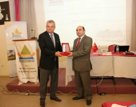 Cankırı Valisi Vahdettin Ozcan-Karatekin Universiteti -Təltif anı - 2015
