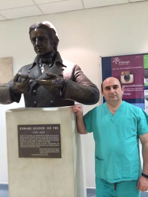 Eduard Cennerin barelyefi Georgia Hospital-London
