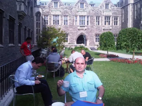 Toronto Universitetinin həyətində-fasilə zamanı